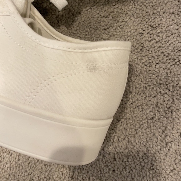Forever 21 women’s white canvas platform shoes. NWT size 9 - Picture 2 of 8